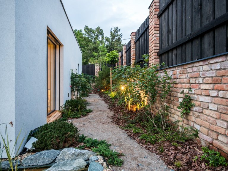 Luxusní ZENHOME u Brna s obřím rohovým prosklením se těší krásným výhledům do okolí. Původně nenápadný pozemek ve staré zástavbě bylo třeba navýšit (posloužila…