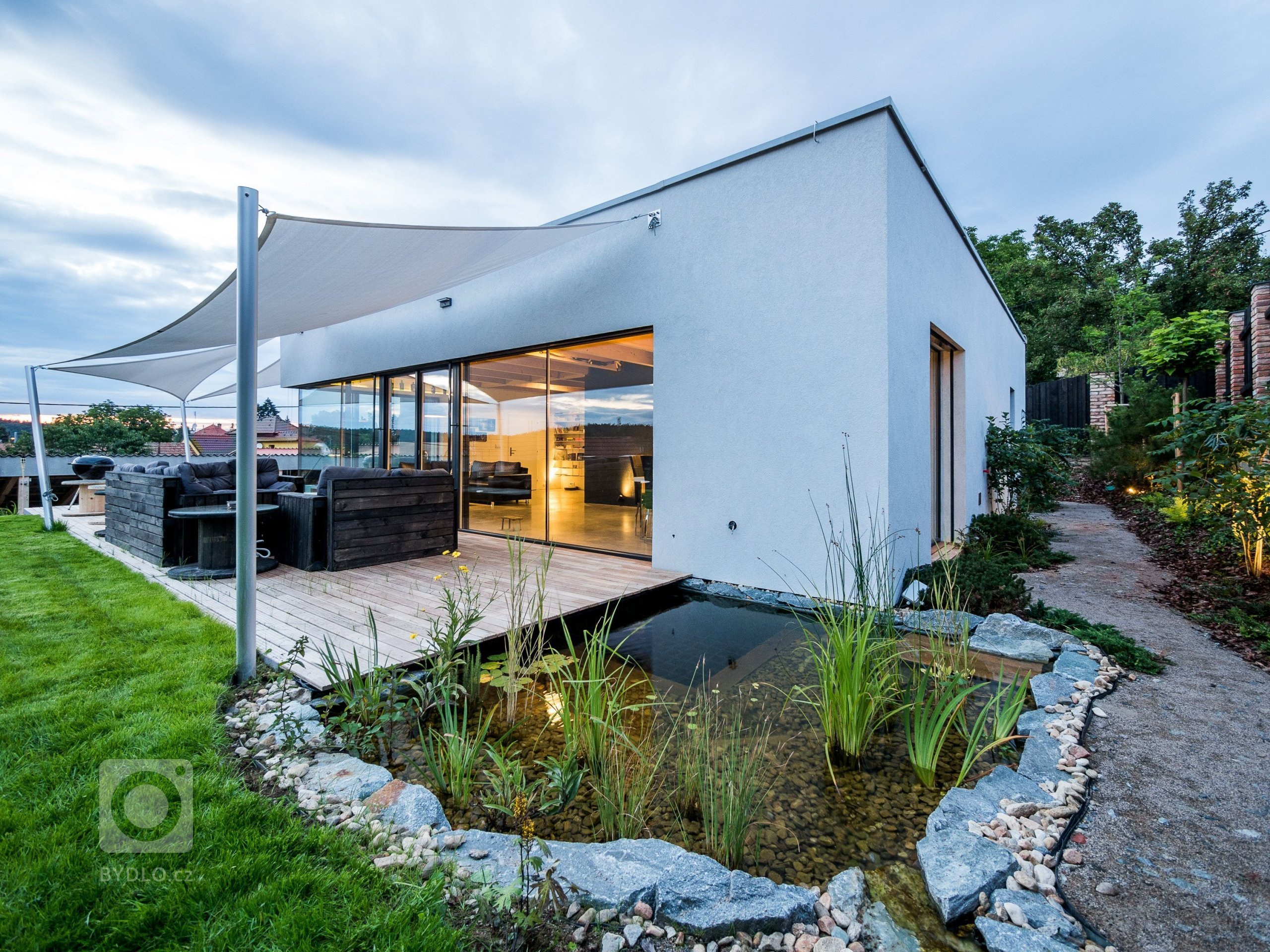 Přízemní stavba s plochou střechou je velmi jednoduchá, tvarem kvádr o půdorysu čtverce.