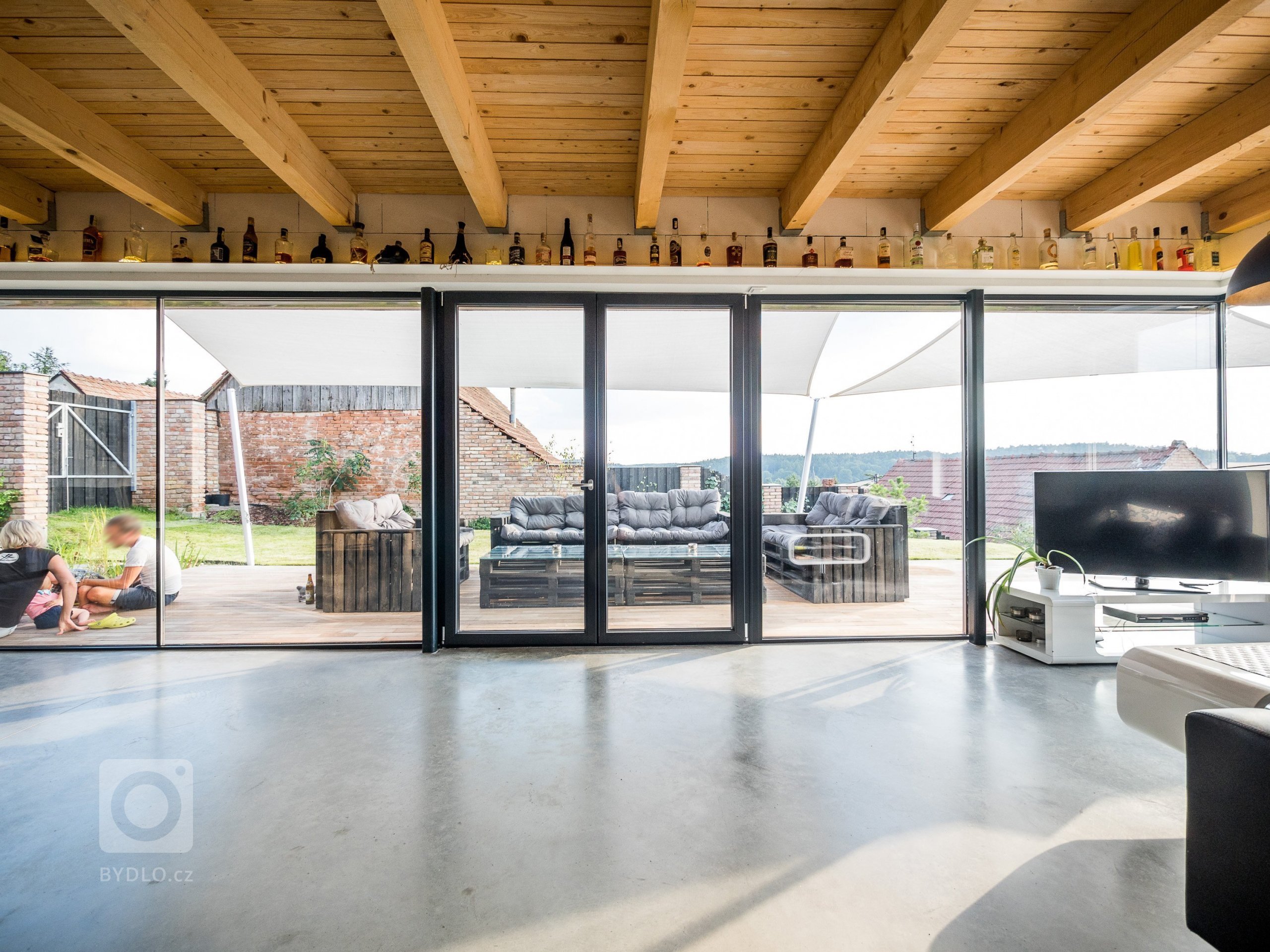 Velký obytný prostor má velkoplošné prosklení s krásným výhledem. 