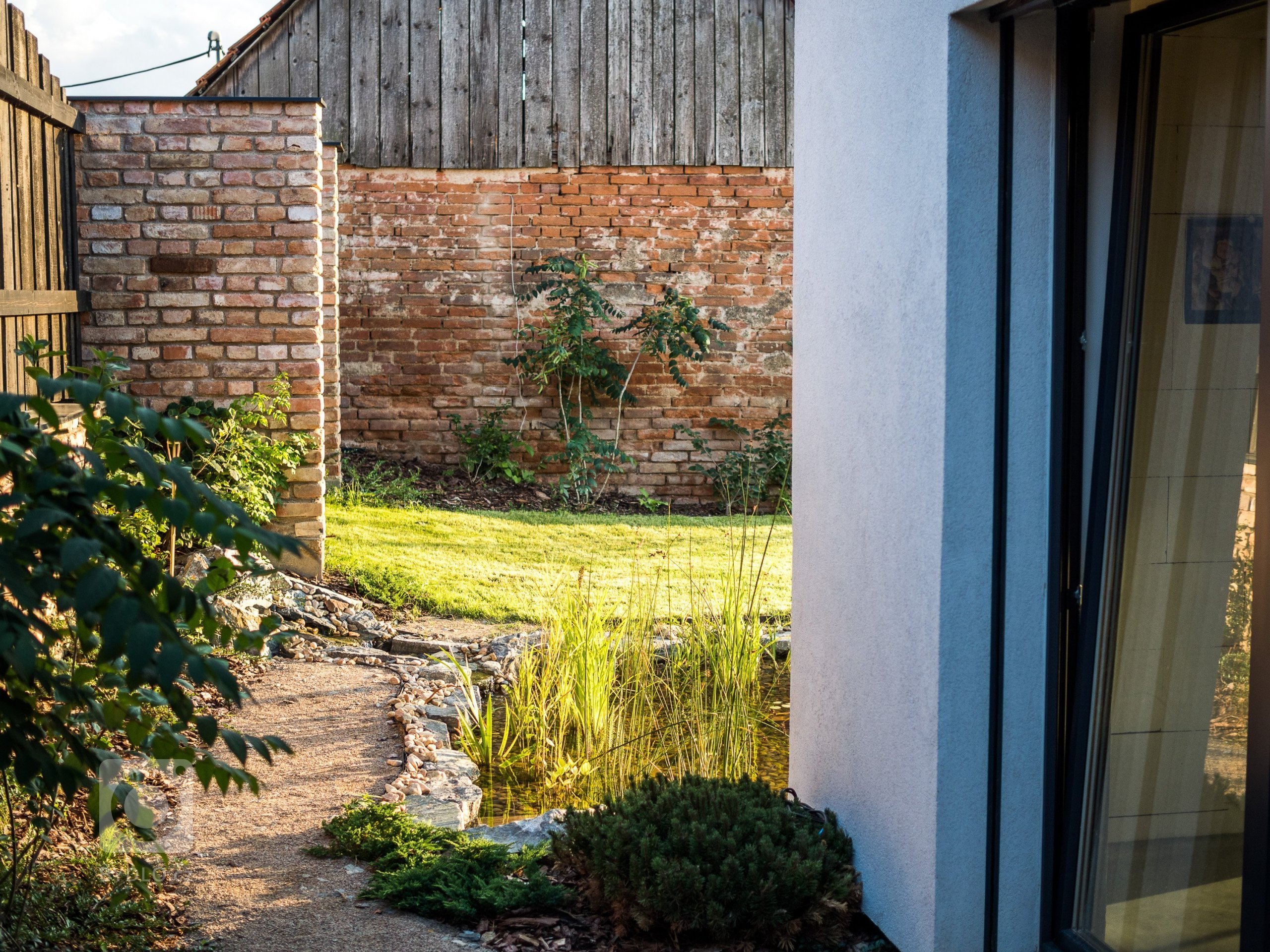 Pro nové ploty byly využity recyklované původní cihly.