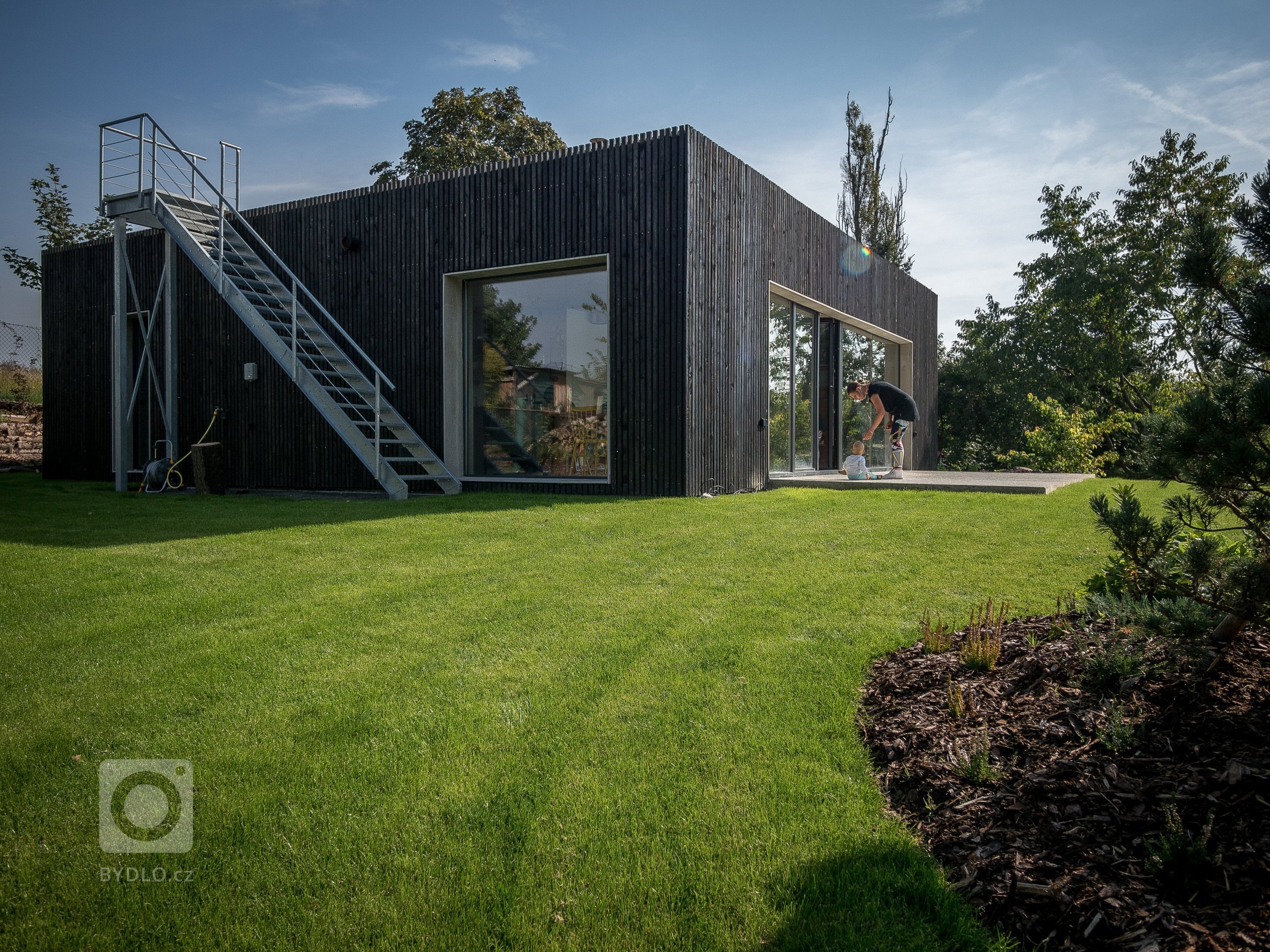 Střecha je plochá s vegetační úpravou, přístupná po industriálním schodišti.