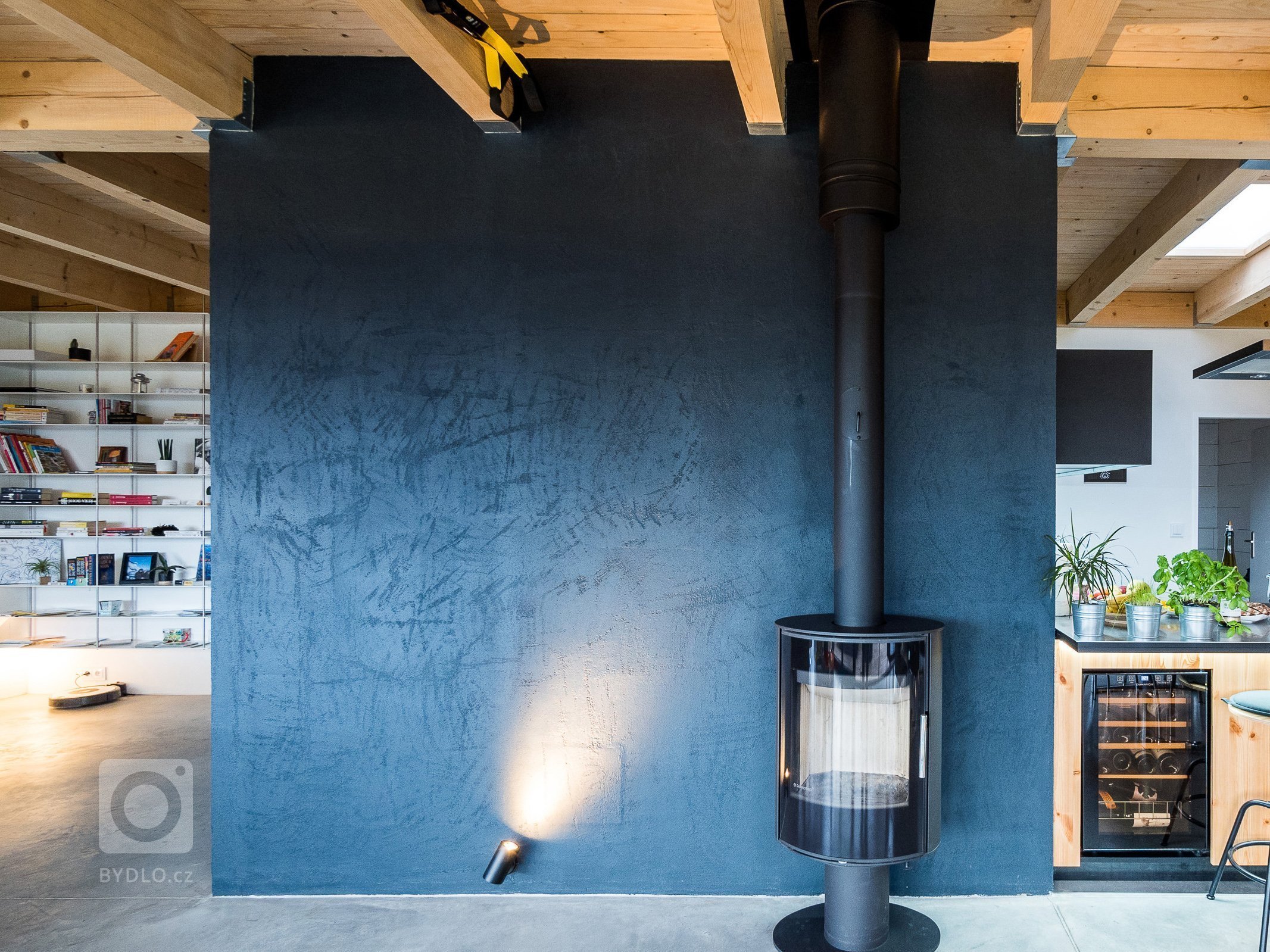 Luxusní ZENHOME u Brna s obřím rohovým prosklením se těší krásným výhledům do okolí. Původně nenápadný pozemek ve staré zástavbě bylo třeba navýšit (posloužila…