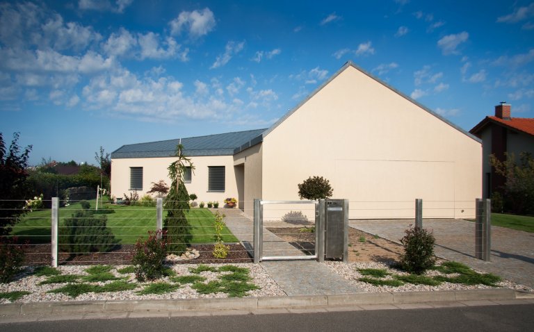 Parcela v&nbsp;satelitu, kolem jsou ty &quot;tradiční&quot; domky. Ty, jejichž investoři chtěli něco klasického, aby to dobře zapadlo. Výsledek? Přece typická…