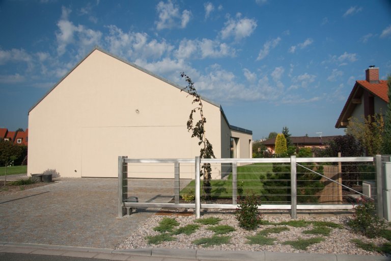 Parcela v&nbsp;satelitu, kolem jsou ty &quot;tradiční&quot; domky. Ty, jejichž investoři chtěli něco klasického, aby to dobře zapadlo. Výsledek? Přece typická…