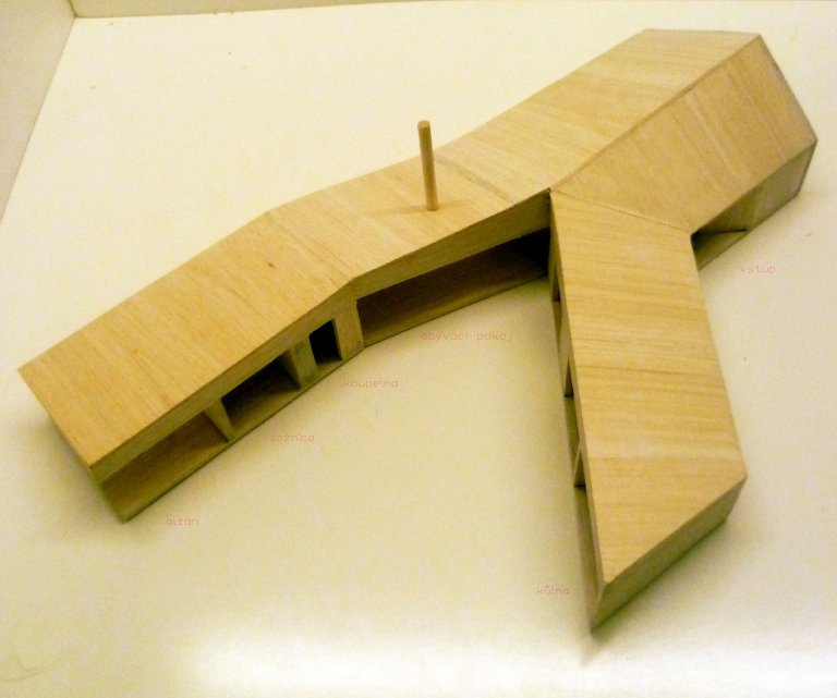 Parcela v&nbsp;satelitu, kolem jsou ty &quot;tradiční&quot; domky. Ty, jejichž investoři chtěli něco klasického, aby to dobře zapadlo. Výsledek? Přece typická…