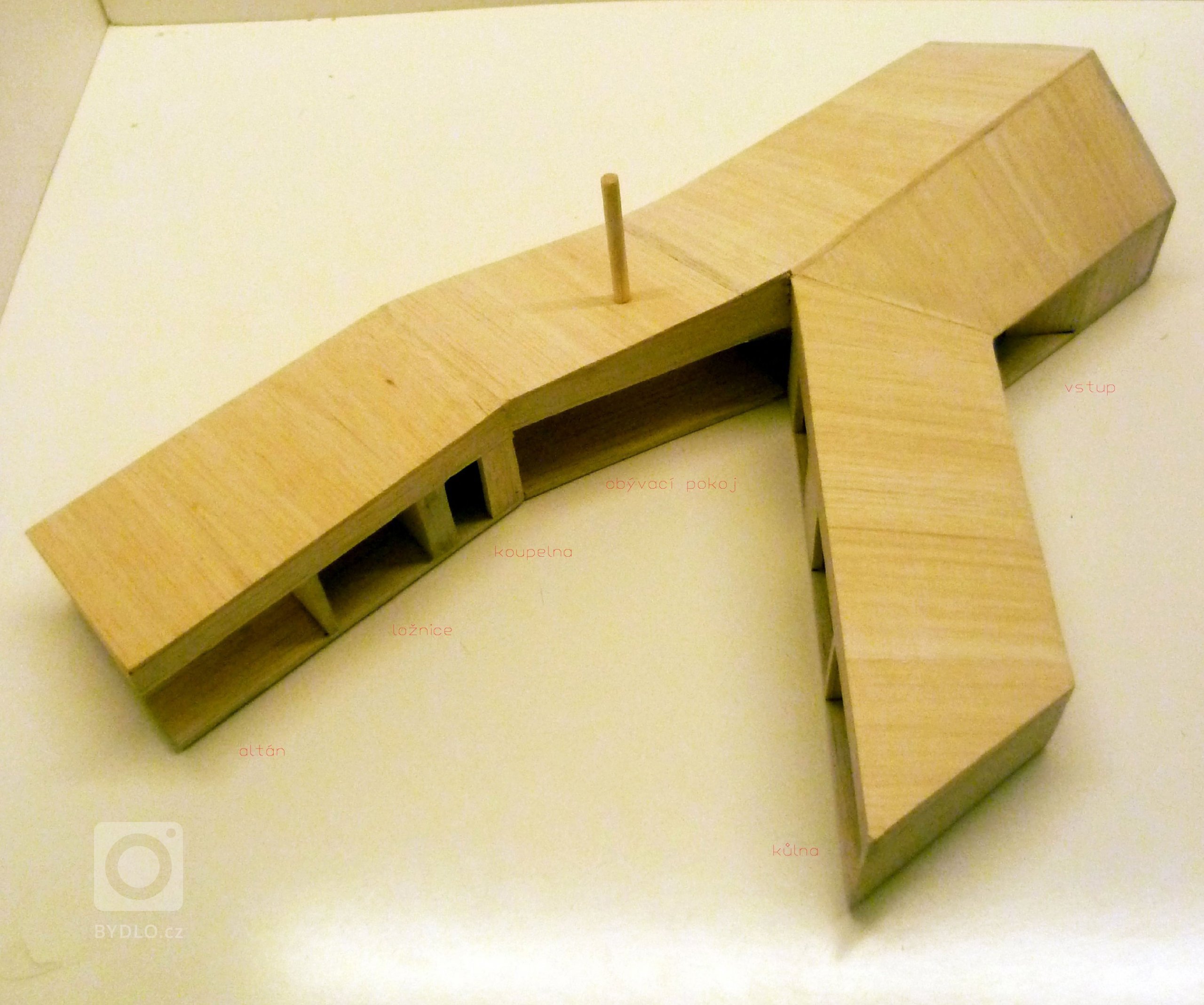 Parcela v&nbsp;satelitu, kolem jsou ty &quot;tradiční&quot; domky. Ty, jejichž investoři chtěli něco klasického, aby to dobře zapadlo. Výsledek? Přece typická…