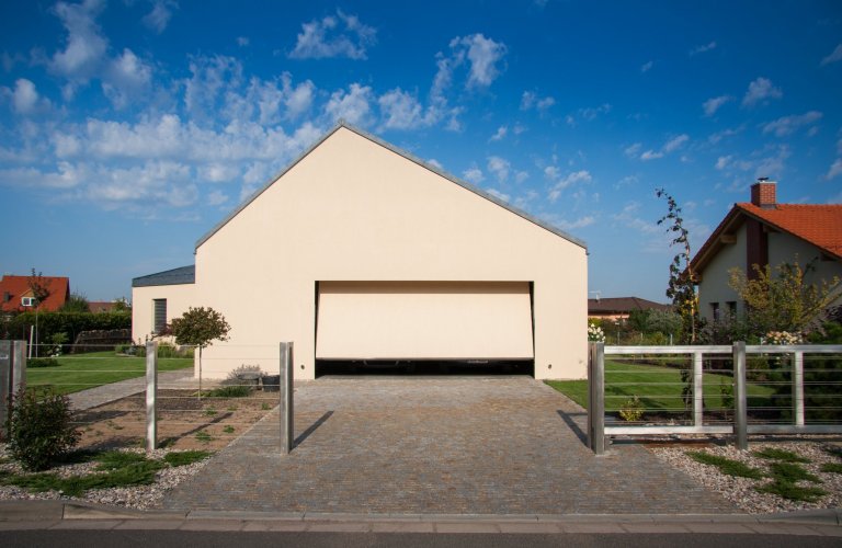 Parcela v&nbsp;satelitu, kolem jsou ty &quot;tradiční&quot; domky. Ty, jejichž investoři chtěli něco klasického, aby to dobře zapadlo. Výsledek? Přece typická…