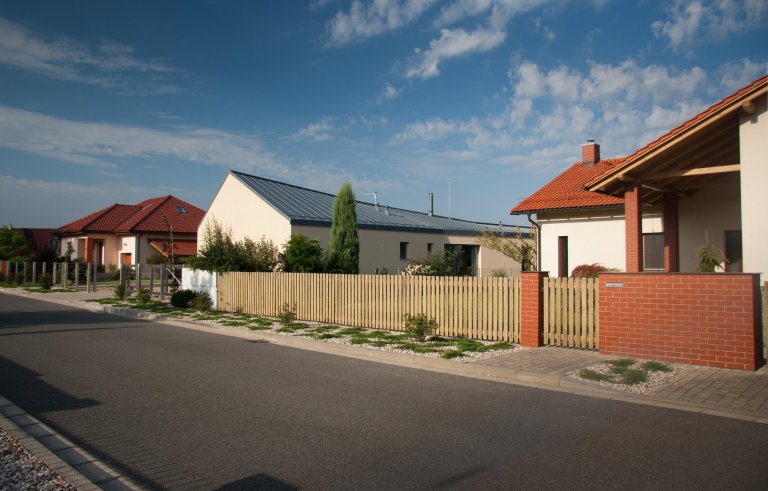 Parcela v&nbsp;satelitu, kolem jsou ty &quot;tradiční&quot; domky. Ty, jejichž investoři chtěli něco klasického, aby to dobře zapadlo. Výsledek? Přece typická…