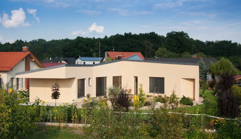 Parcela v&nbsp;satelitu, kolem jsou ty &quot;tradiční&quot; domky. Ty, jejichž investoři chtěli něco klasického, aby to dobře zapadlo. Výsledek? Přece typická…