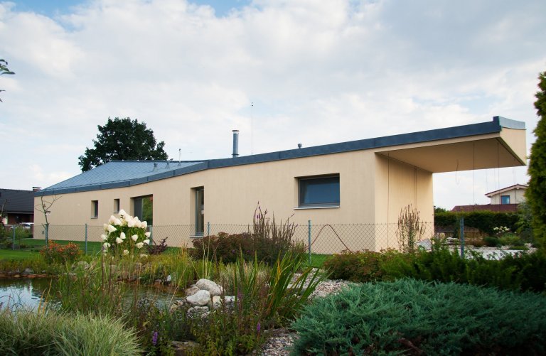 Parcela v&nbsp;satelitu, kolem jsou ty &quot;tradiční&quot; domky. Ty, jejichž investoři chtěli něco klasického, aby to dobře zapadlo. Výsledek? Přece typická…