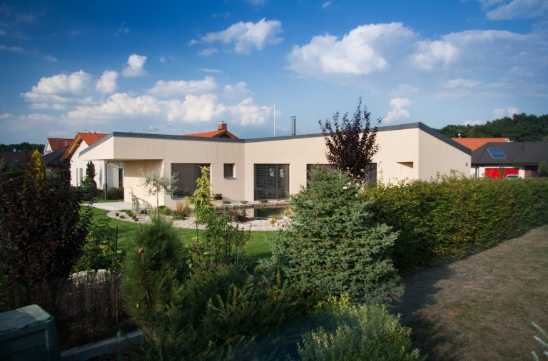 Parcela v&nbsp;satelitu, kolem jsou ty &quot;tradiční&quot; domky. Ty, jejichž investoři chtěli něco klasického, aby to dobře zapadlo. Výsledek? Přece typická…