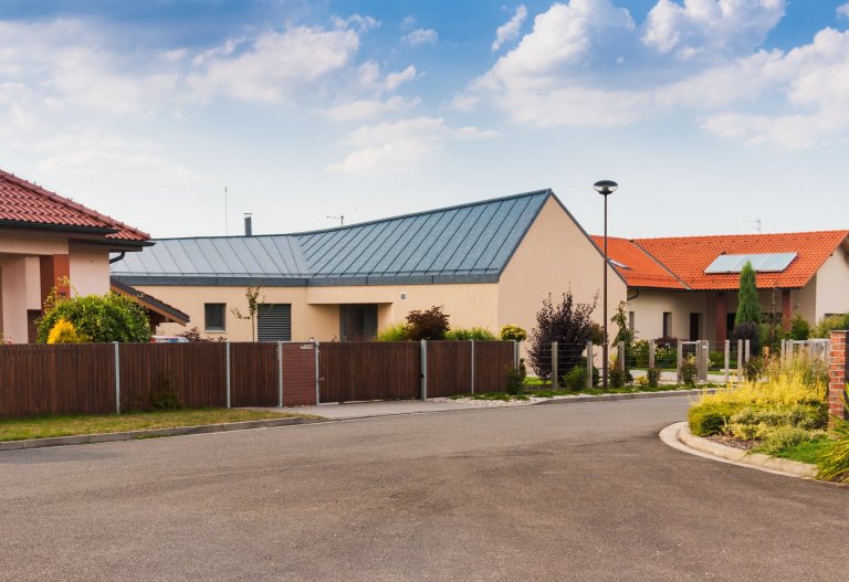 Parcela v&nbsp;satelitu, kolem jsou ty &quot;tradiční&quot; domky. Ty, jejichž investoři chtěli něco klasického, aby to dobře zapadlo. Výsledek? Přece typická…