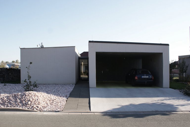 Zadáním, byl návrh interiéru obývacího pokoje, do již naprojektovaného bungalovu. Projekt byl ovšem tak špatný, že by mu správně umístěná pohovka stejně…