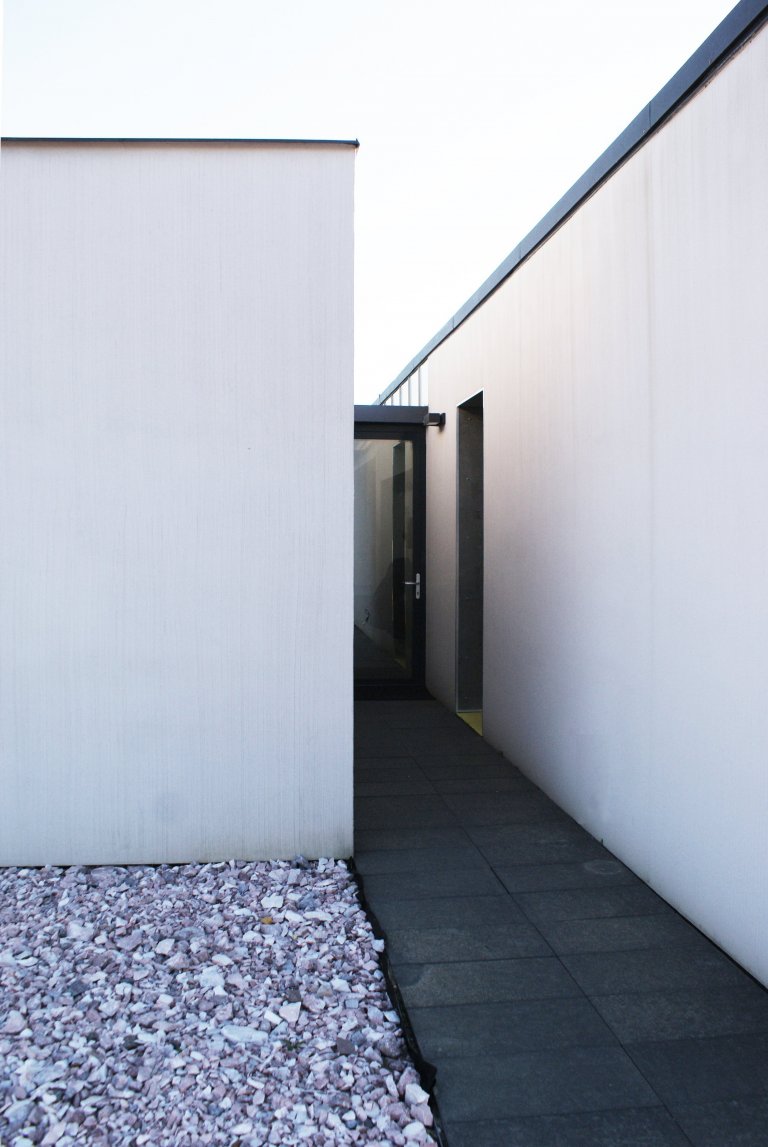 Zadáním, byl návrh interiéru obývacího pokoje, do již naprojektovaného bungalovu. Projekt byl ovšem tak špatný, že by mu správně umístěná pohovka stejně…