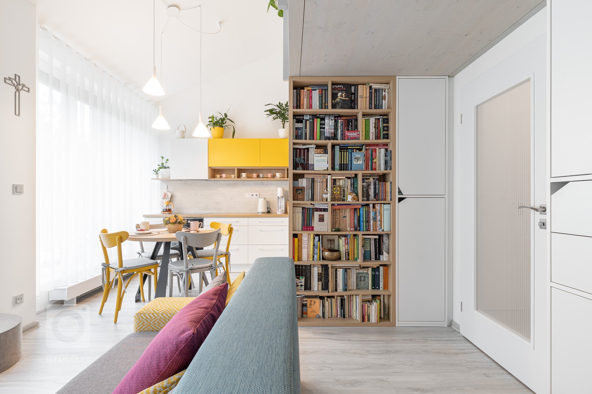 návrh: ateliér Fousková , nábytek:&nbsp;Fain interiér, pohovka a postel: QL studio

Spojenému obytnému prostoru dominuje odvážná barevná pohovka Senso, která…