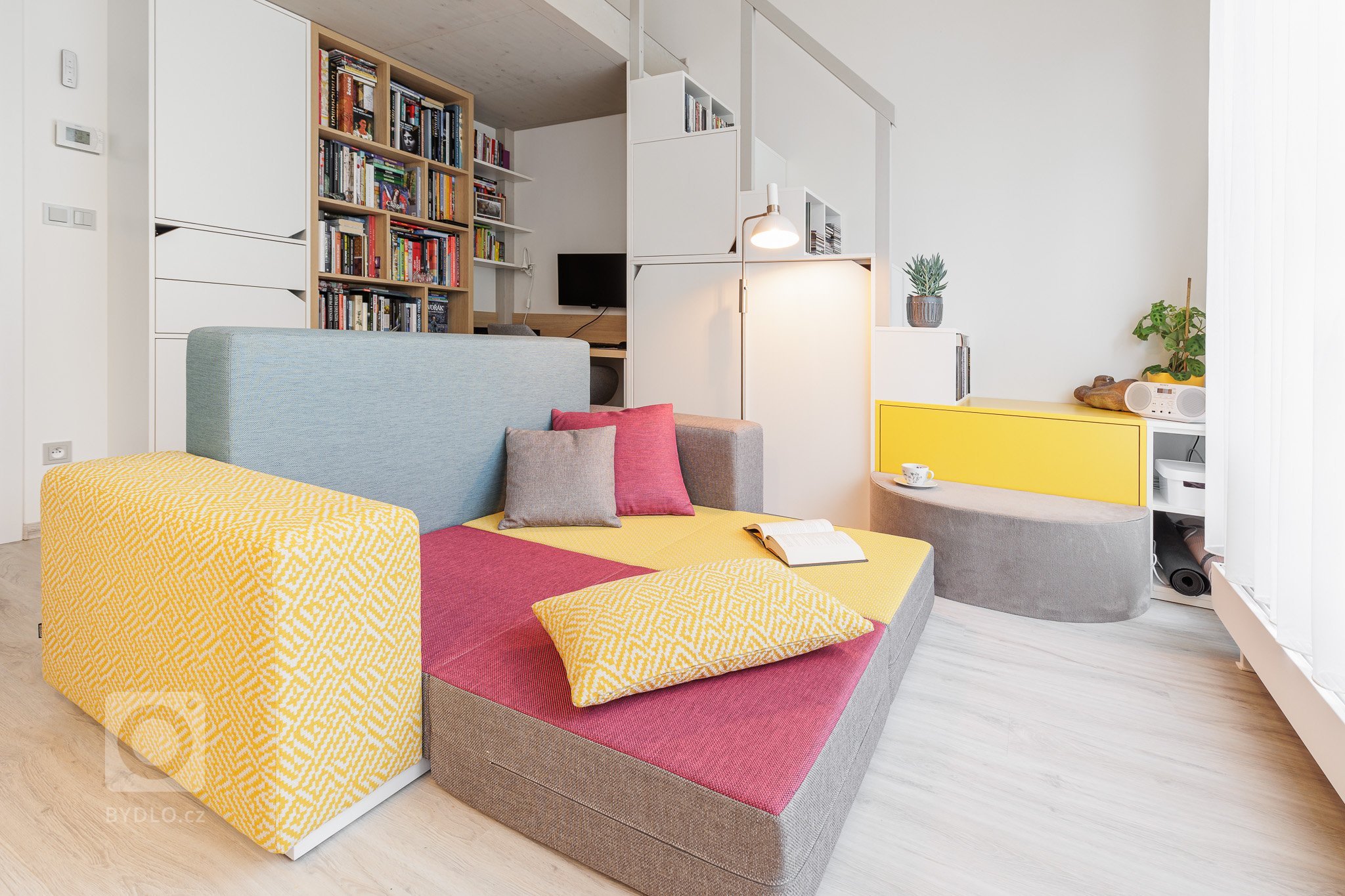 návrh: ateliér Fousková , nábytek:&nbsp;Fain interiér, pohovka a postel: QL studio

Spojenému obytnému prostoru dominuje odvážná barevná pohovka Senso, která…